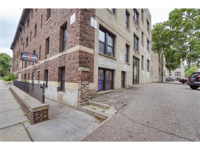 Building Photo - 214 E 19th St