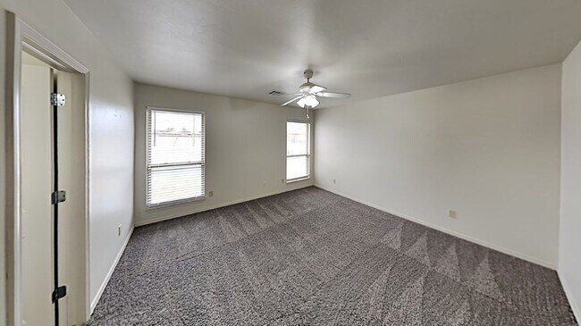Building Photo - Very Nice 3 Bedroom 2 Bath Home in Yukon S...