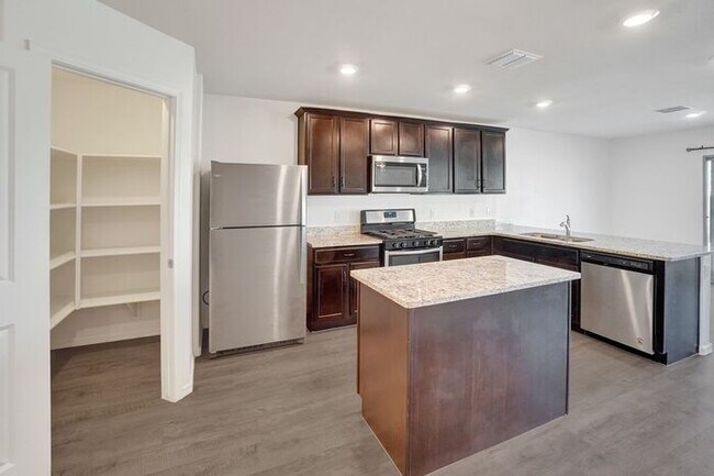 Building Photo - 4051 E Braddock Dr