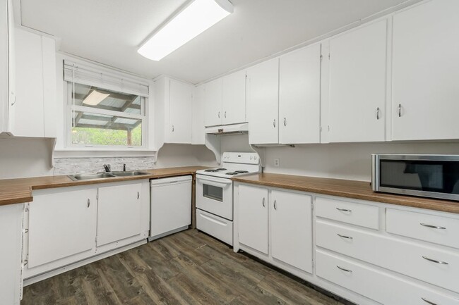 Building Photo - Central CDA rancher 2 bed 1 bath with 2 ca...