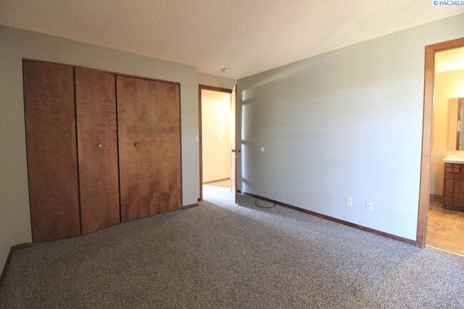 Building Photo - Kennewick 3 Bed/2 Bath Rambler + Bonus Room