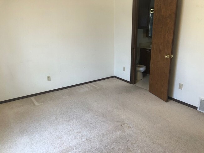 Building Photo - 2 bedroom