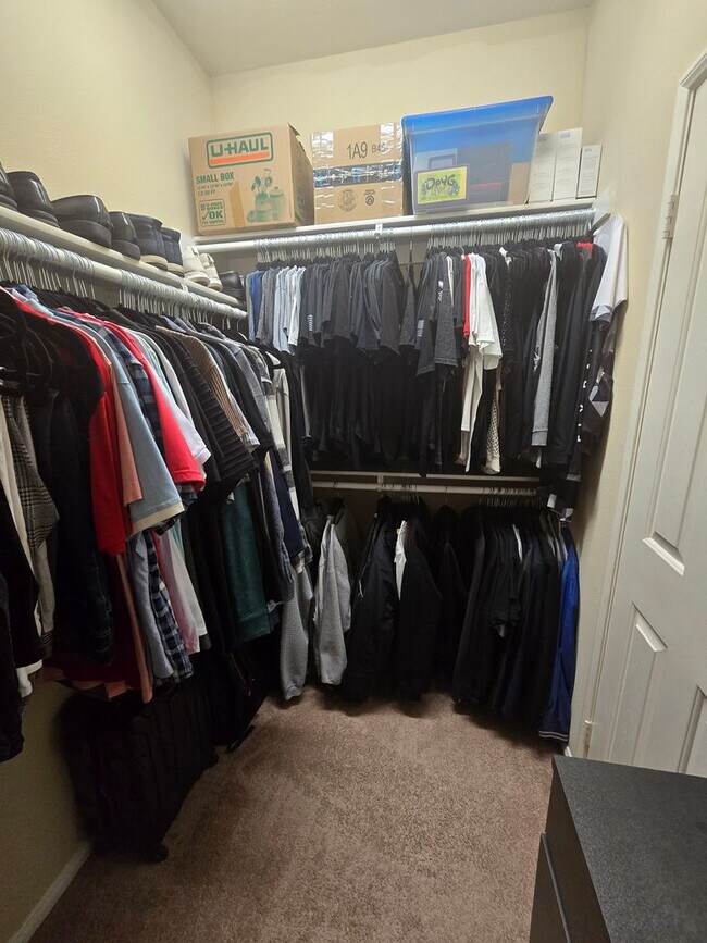 Building Photo - 3 Bedroom 2 Bath located in Mountain View DHS