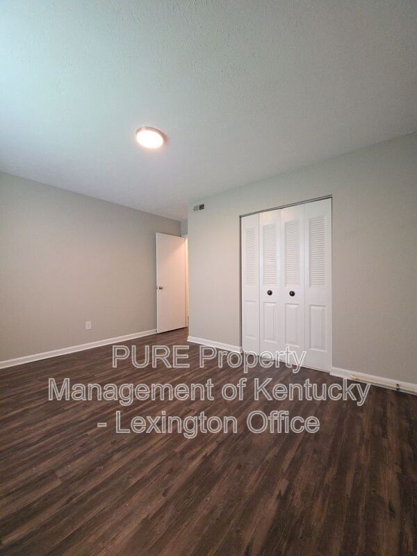Building Photo - 3793 Camelot Dr
