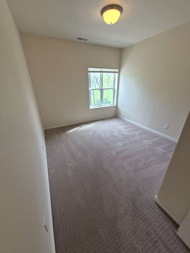 Building Photo - 2 Bedroom | 1 Bathroom 2nd Floor Apartment Available RIGHT NOW!