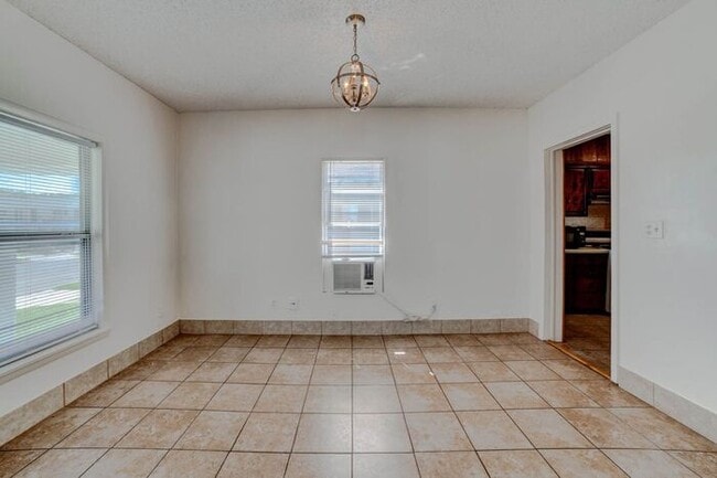 Building Photo - 2 Bedroom 2 Bath Home Near TU!