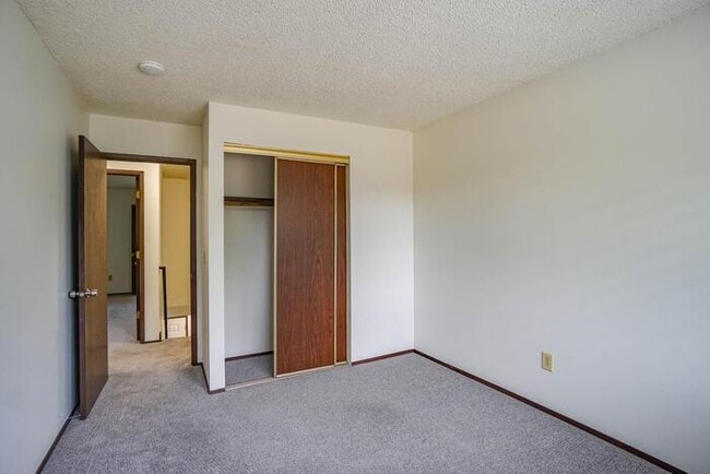 Building Photo - THREE BEDROOM TOWN HOME WITH GARAGE IN HAZEL DELL