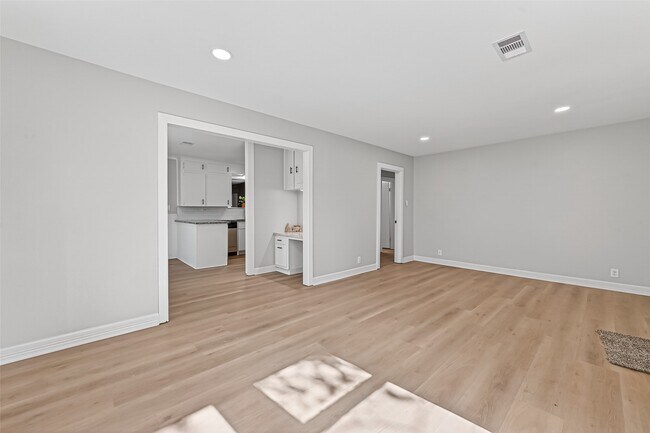 Building Photo - 729 Loggins Dr