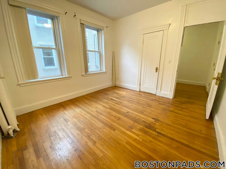 Building Photo - 149 Park Dr