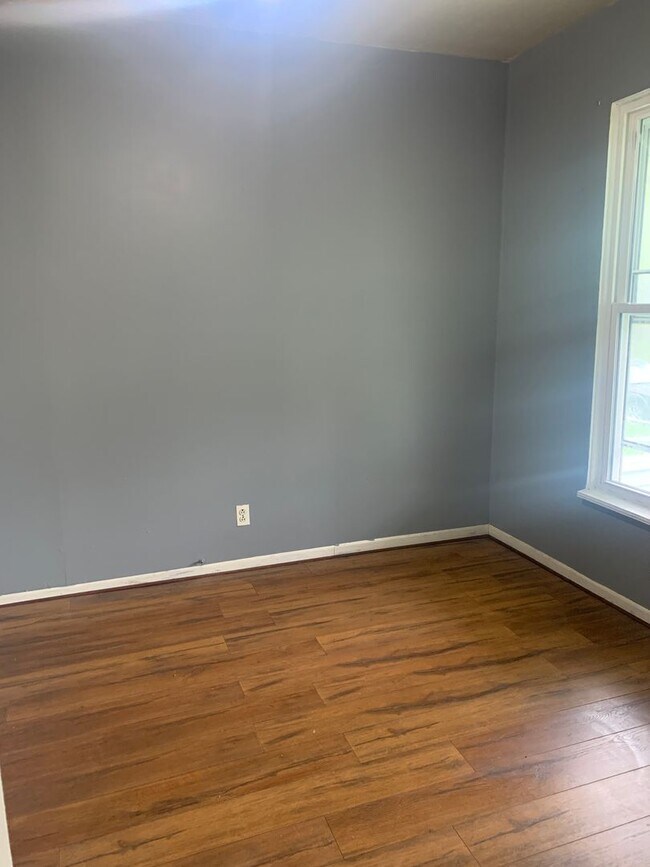 Building Photo - 3 Bedroom 1 Bath Located in East Toledo