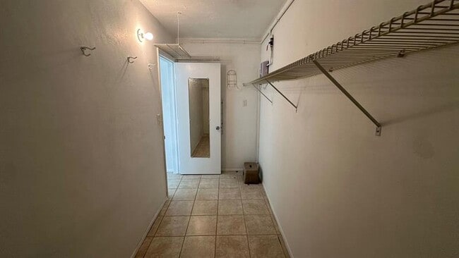 Building Photo - 625 Antioch Ave