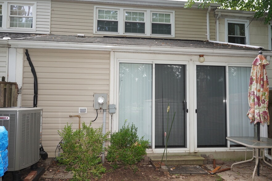 Building Photo - 691 Towne Center Dr