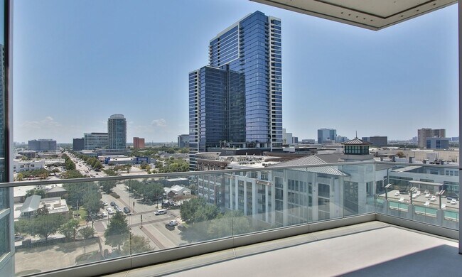 Building Photo - Exquisite Luxury high-rise 2 bedroom, 2bat...