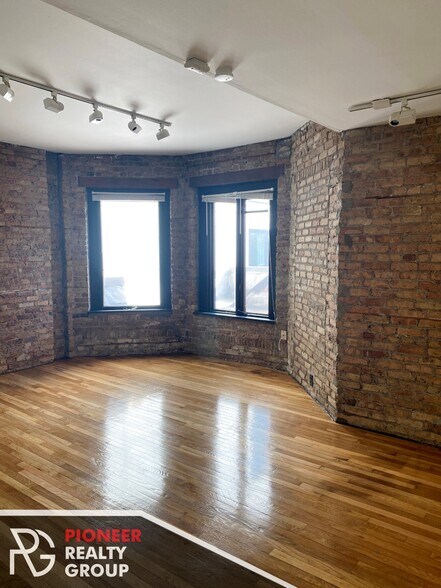 Building Photo - 604 W Surf St