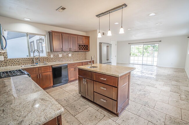 Building Photo - Upgraded 3 Bedroom Rental Home in Canyon C...