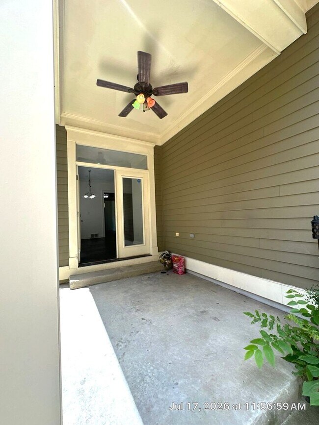 Building Photo - Charming 4 Bedroom Townhouse with 2 Large Suites