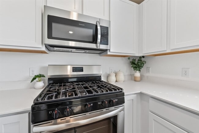 Building Photo - 7402 Clover Chase Dr