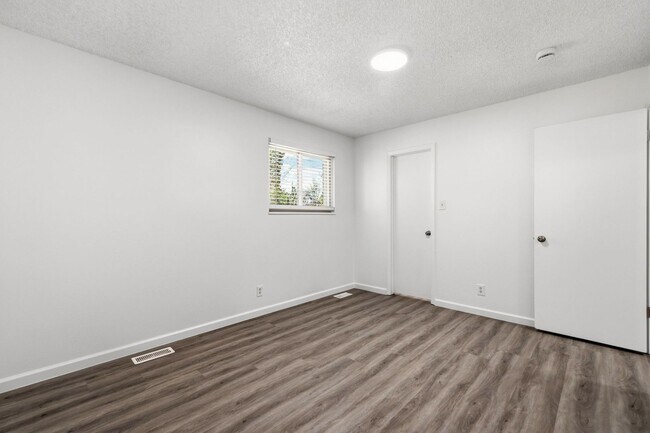 Building Photo - 4 bedroom / 2 bath / Beautifully Updated