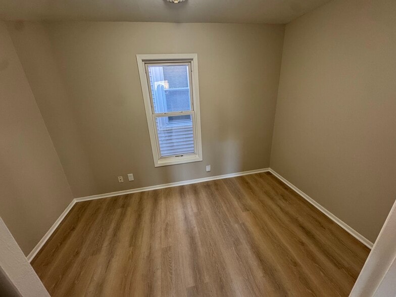 Building Photo - 305 E Clarence St