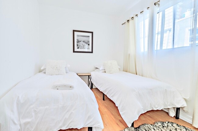 3rd bedroom with 2 twin beds, walk in closet - 35 Dudley Ave