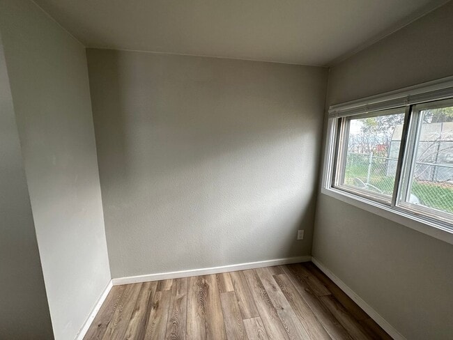 Building Photo - 1010 E 8th St