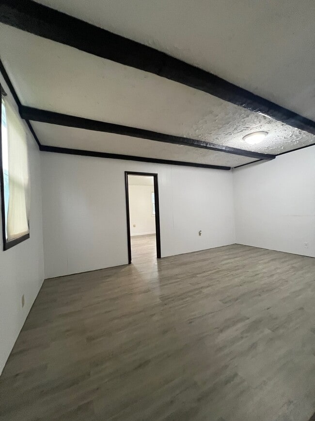 Building Photo - 806 Menominee Dr