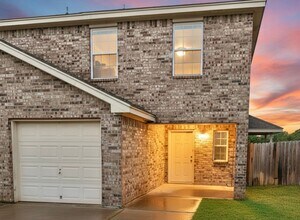 Building Photo - AVAILABLE NOW!