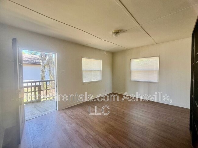 Building Photo - 2604 Hendersonville Rd