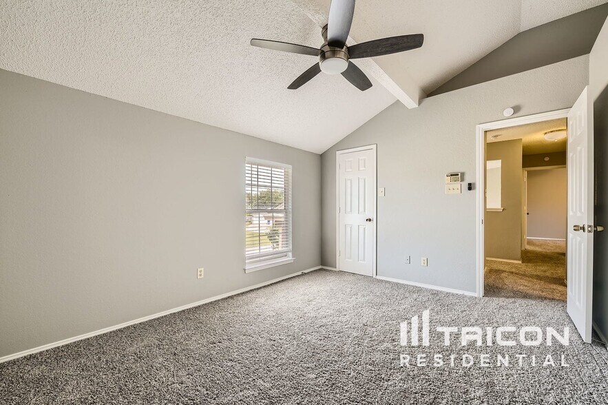 Building Photo - 909 Canary Ln