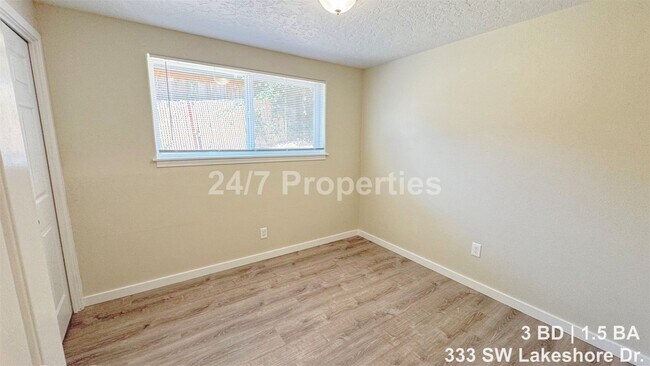 Building Photo - Freshly Updated 3 BD | 1.5 BA Unit - Downtown Estacada