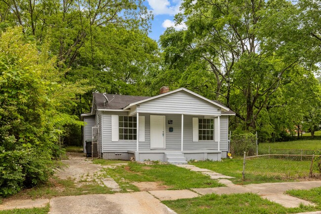 Building Photo - Charming and Newly Renovated 3 Bedroom 1 B...