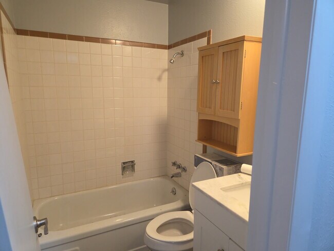 Building Photo - 437 S Vaughn Way