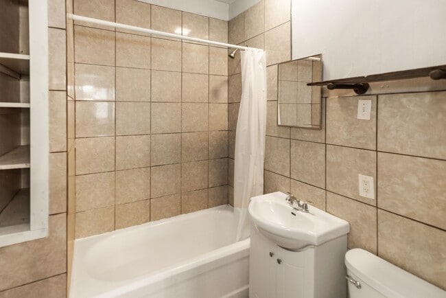 Building Photo - Available now!  517 S. 35th St.  4 Bedroom, 2 Bath Great Midtown location, 1 car garage.