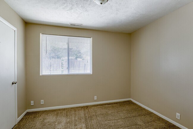 Building Photo - **$500 Move In Credit - SHORT TERM LEASE O...
