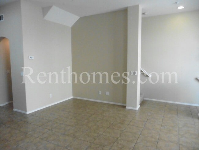 Building Photo - 568 Almond Rd