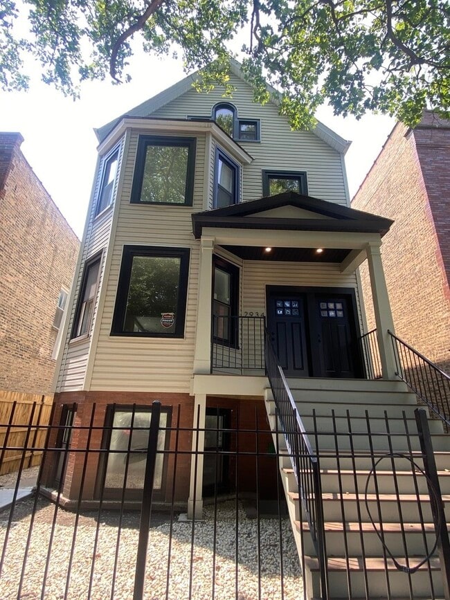 Primary Photo - 2934 N Avers Ave