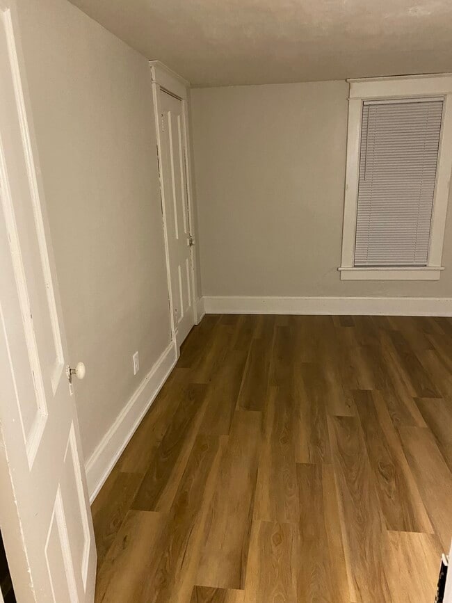 Building Photo - Yellow (417)