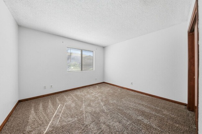 Building Photo - Beautifully Updated 2BR/2BA Downstairs Con...