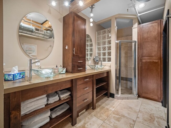 Building Photo - 401 W 1st Ave