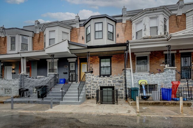 Building Photo - Welcome home to this newly renovated porch...