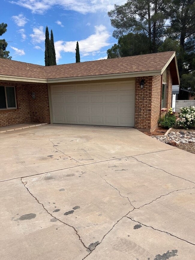 Building Photo - Great 3 bedroom 2 bathroom,  home with a h...