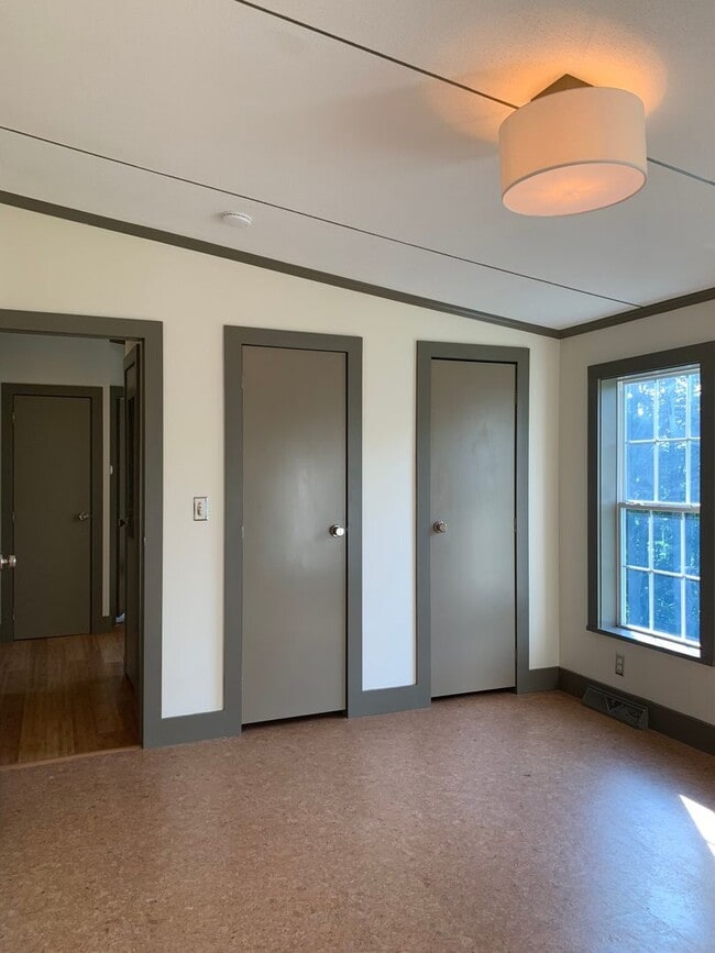 Building Photo - Beautiful Renovated House on Private Count...