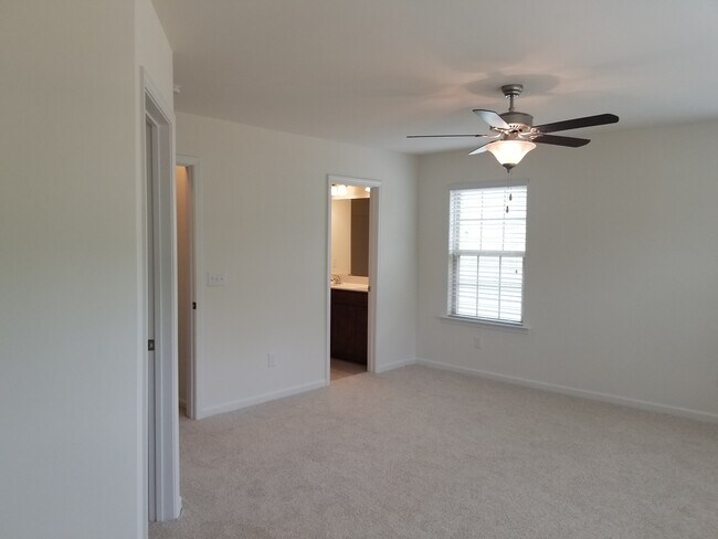 Building Photo - 54 E Grove Point Dr