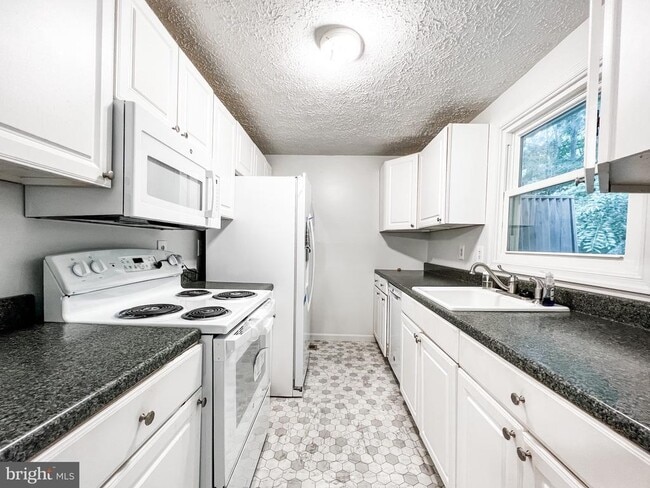 Building Photo - 811 Calvert Towne Dr