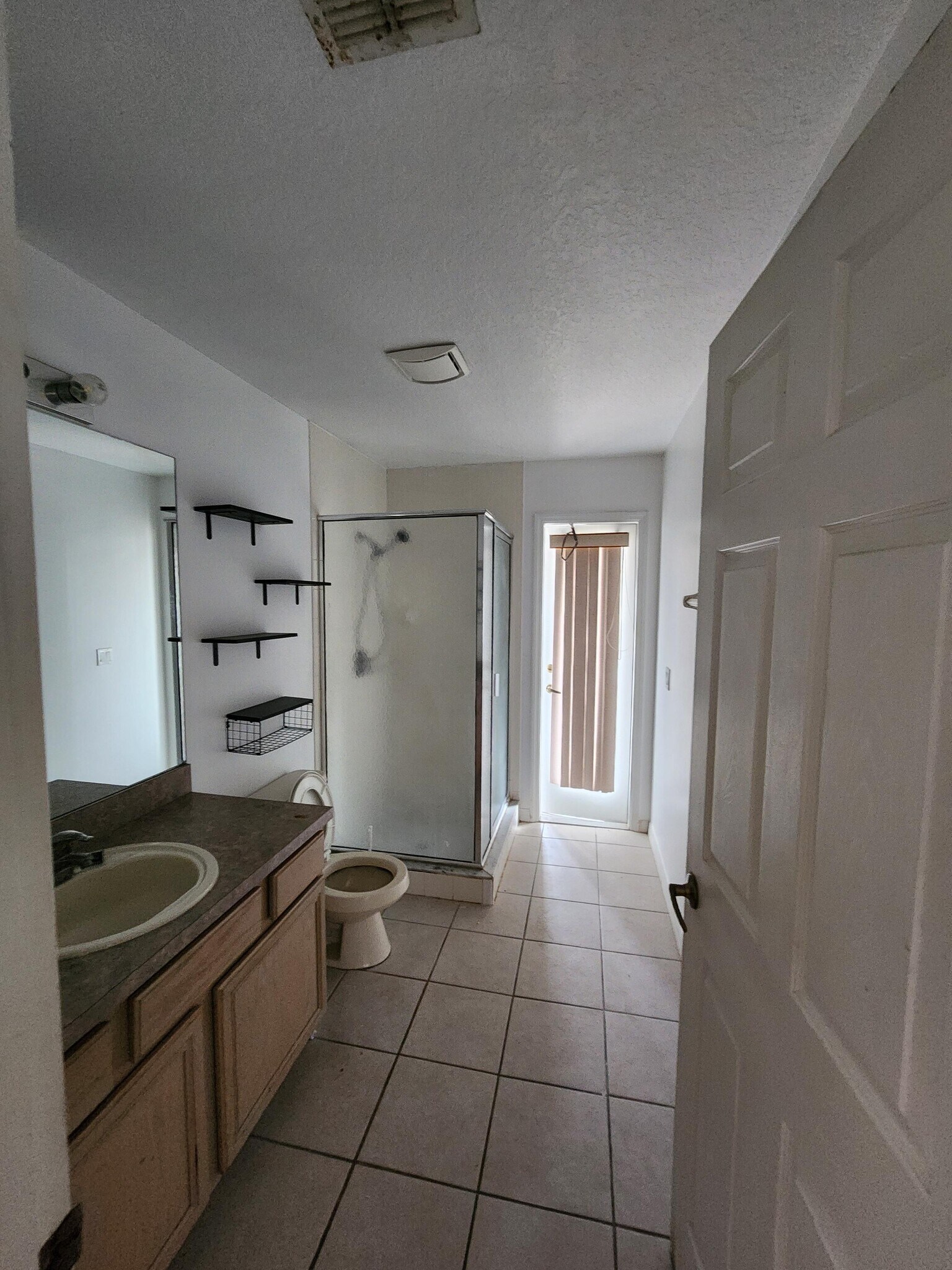 guest/2nd bathroom - 1007 Deddington Pl