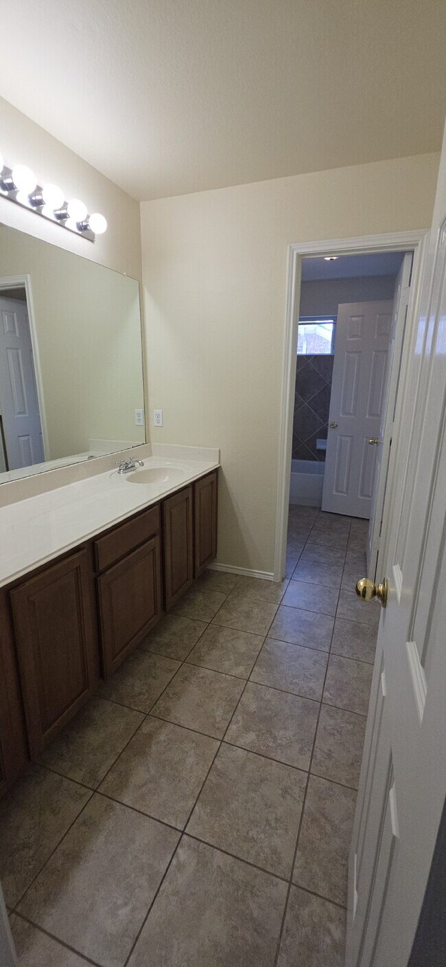 Building Photo - Expansive Mansfield Home with 5 Bedrooms, ...
