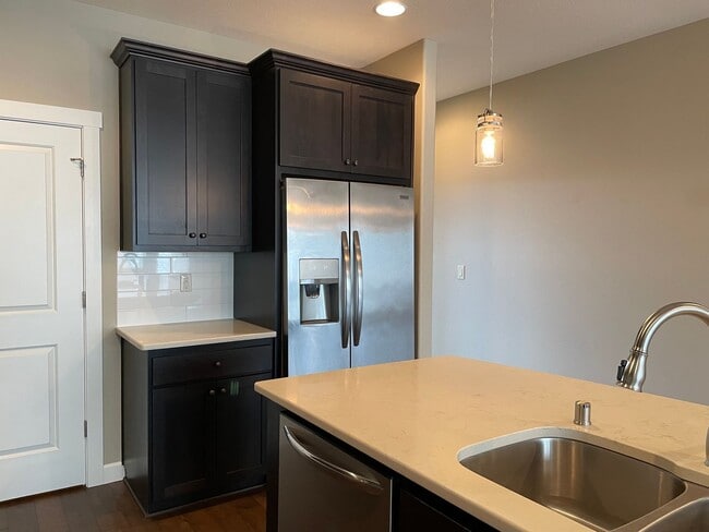 Building Photo - LUXURY 4 Bed Camas Townhome! Gated Communi...