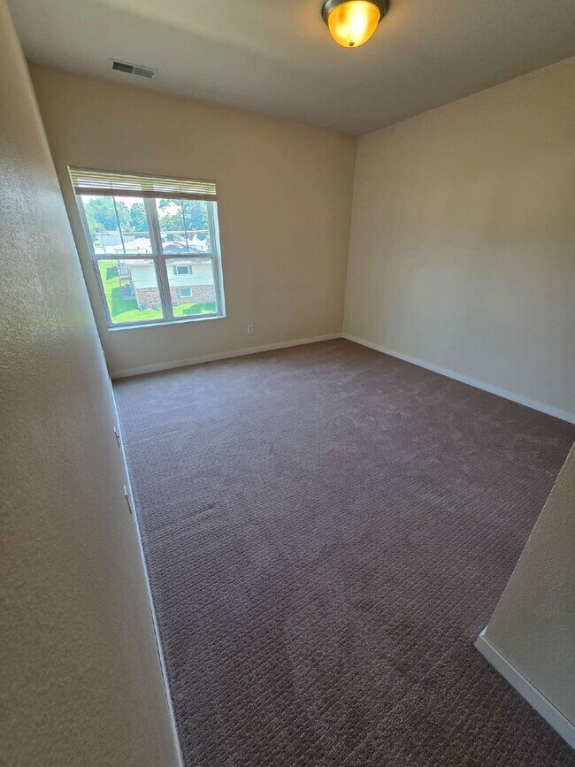 Building Photo - 2 Bedroom | 1 Bathroom 3rd Floor Apartment...