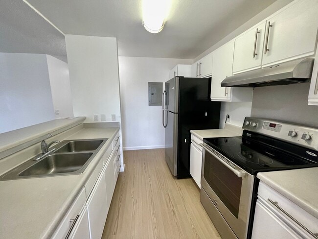 Building Photo - Discover a refreshed 2-bedroom, 2-bathroom residence in Mililani Mauka, complete with 2 parking s...