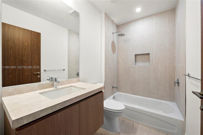 Building Photo - 701 Valencia Ave